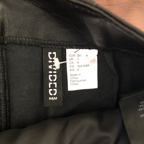 H&M Gorgeous textured faux leather mini skirt - Picture 4 of 4